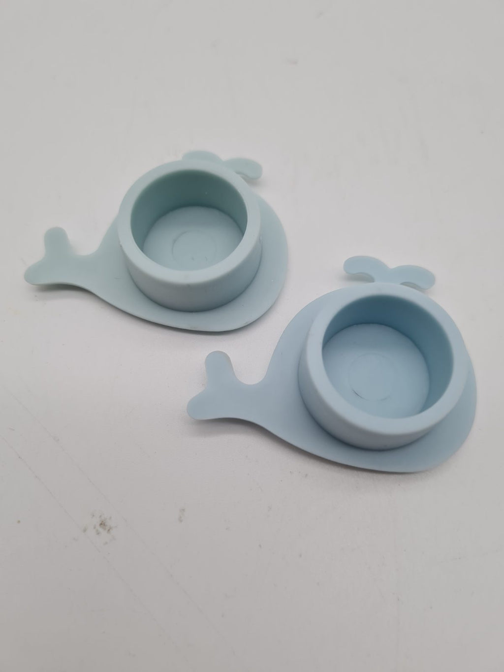 2pcs whale shaped overflow hole plugs — photograph 2