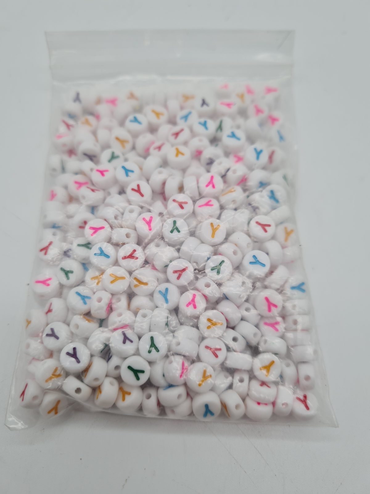 Y Letter Acrylic Craft Beads — photograph 1