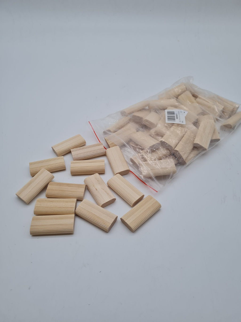 Fluted Wooden Dowel Pins 10x50mm — photograph 2