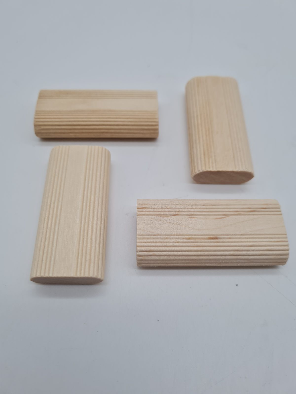 Fluted Wooden Dowel Pins 10x50mm — photograph 3