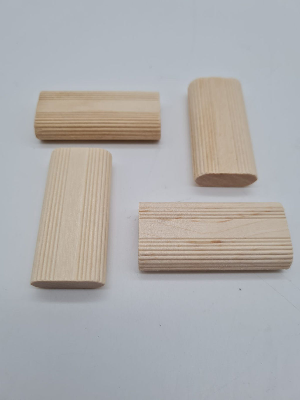 Fluted Wooden Dowel Pins 10x50mm — photograph 3