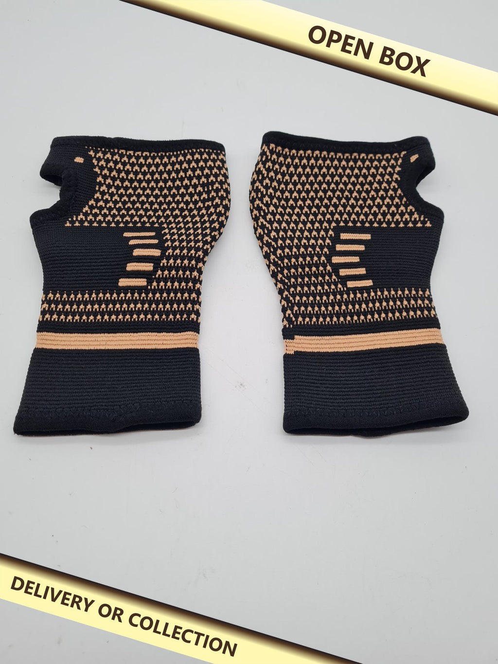 Pair of Wrist Support Braces Size M — photograph 1 — Open box; auction delivery information shown on image