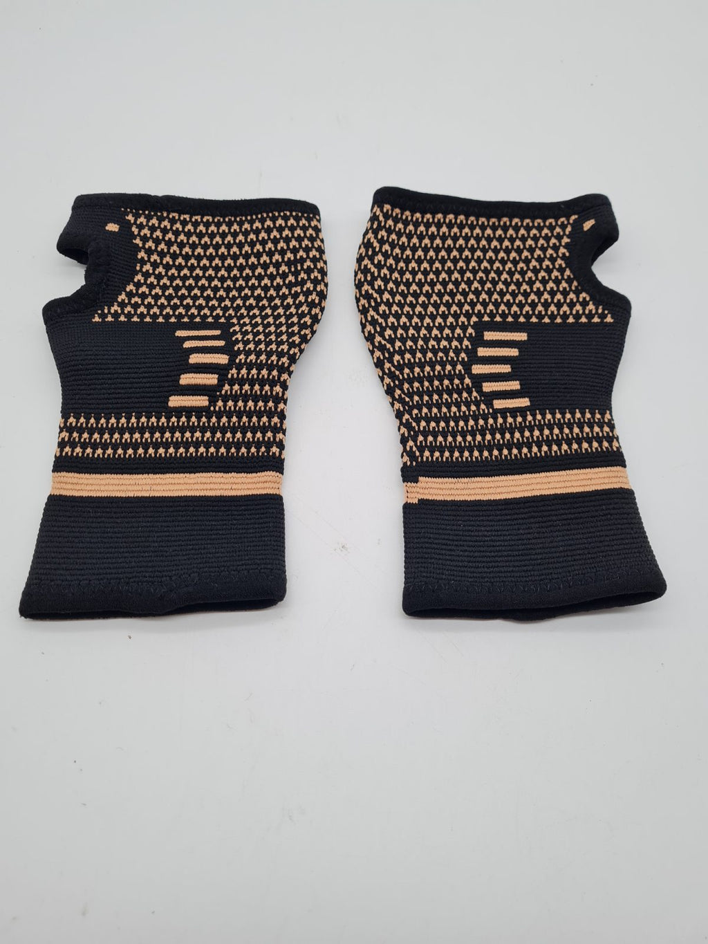 Pair of Wrist Support Braces Size M — photograph 1