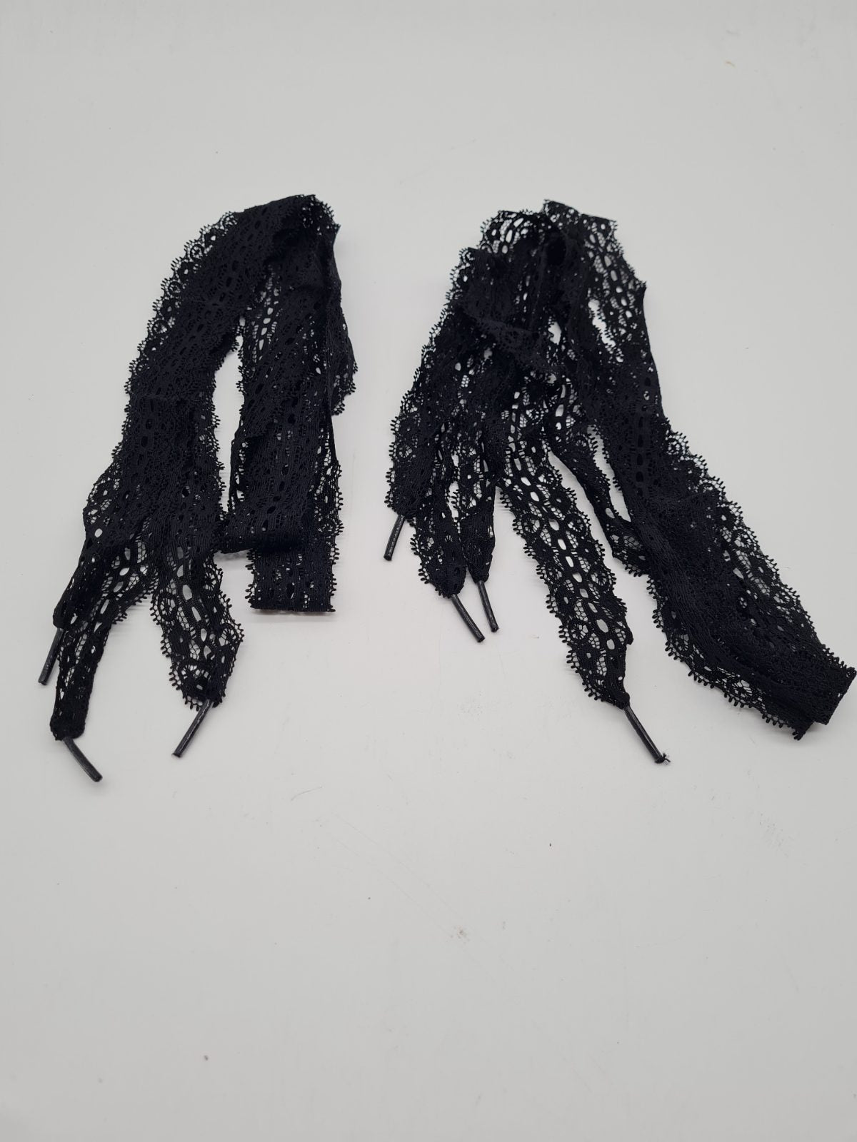 Decorative floral lace shoelaces — photograph 1