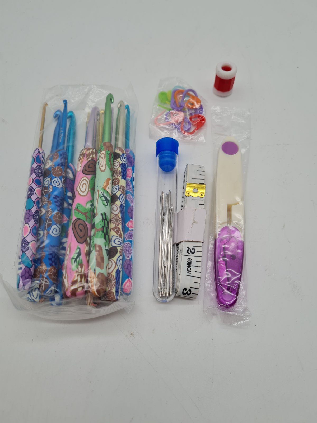 Crochet Hook and Accessories Set — photograph 1