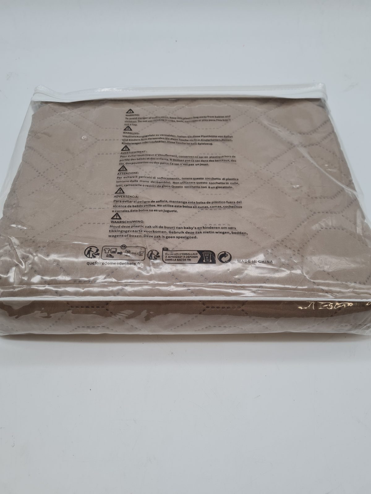 Water-Repellent Quilted Pet Blanket 102 x 127 cm — photograph 3