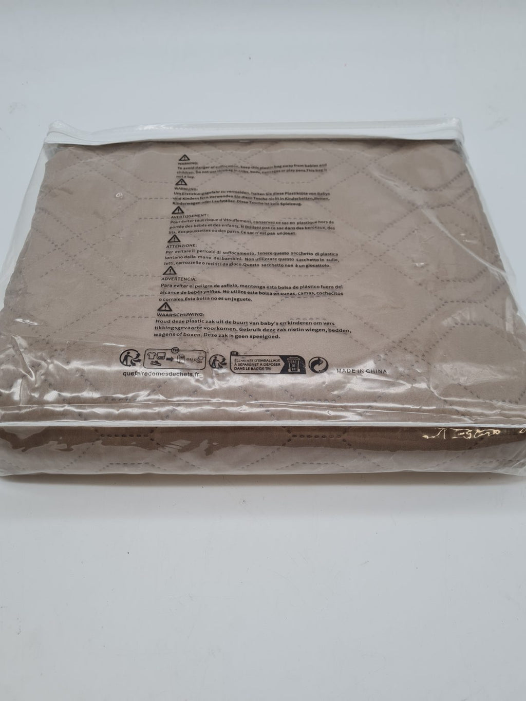 Water-Repellent Quilted Pet Blanket 102 x 127 cm — photograph 3