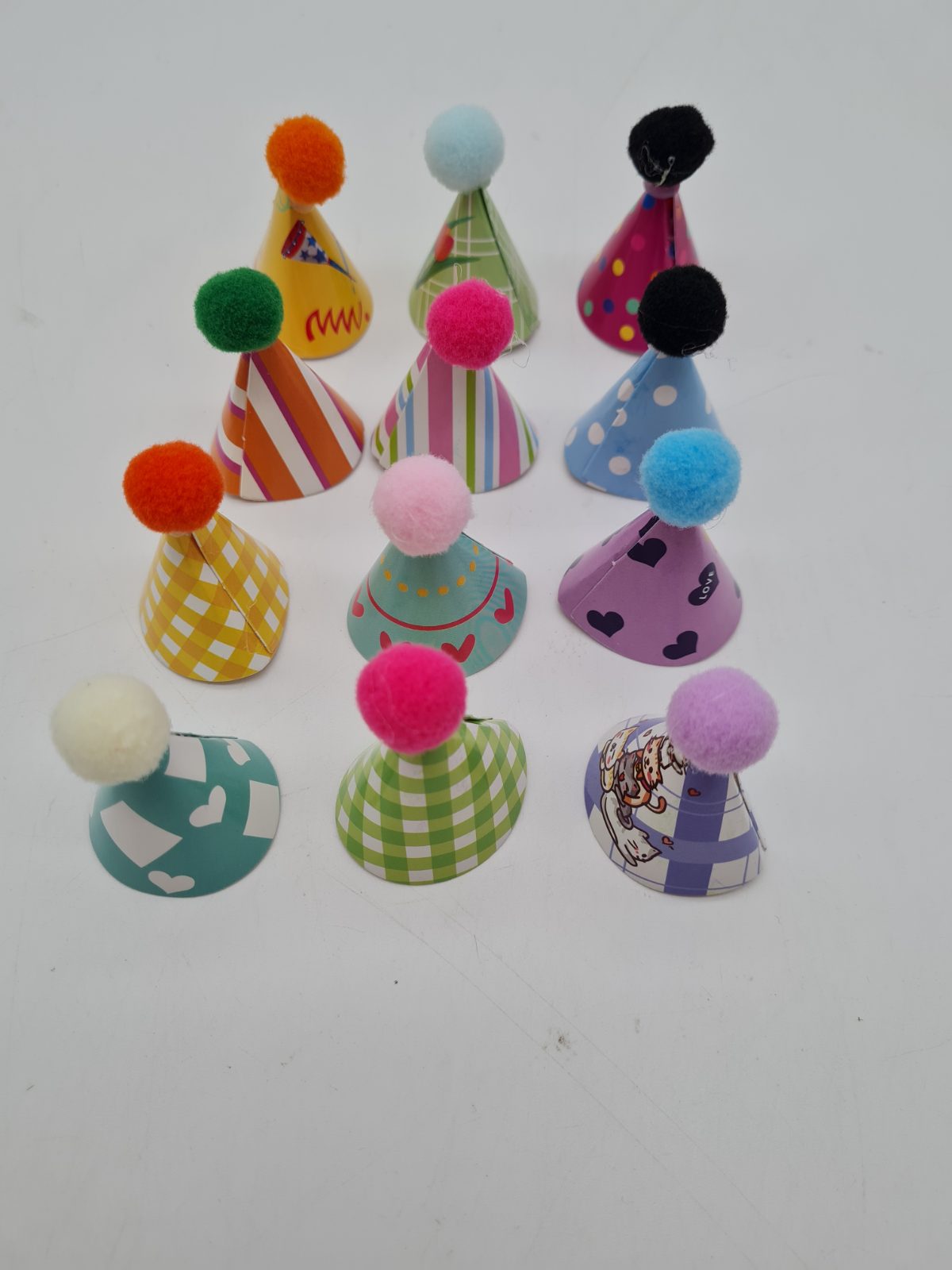 Set of miniature party hat decorations — photograph 1