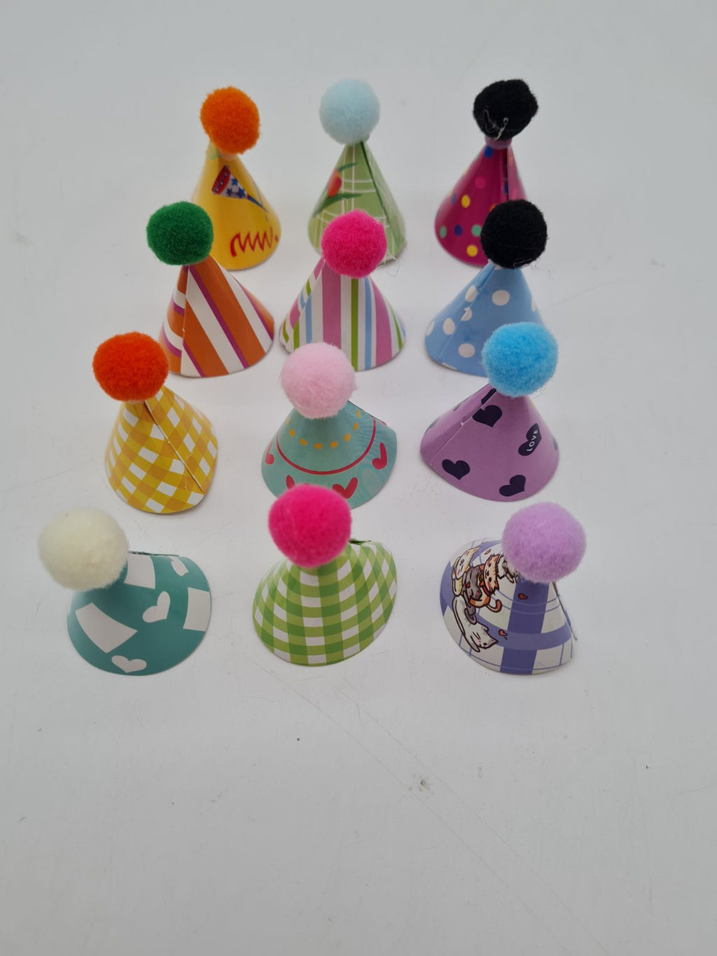 Set of miniature party hat decorations — photograph 1