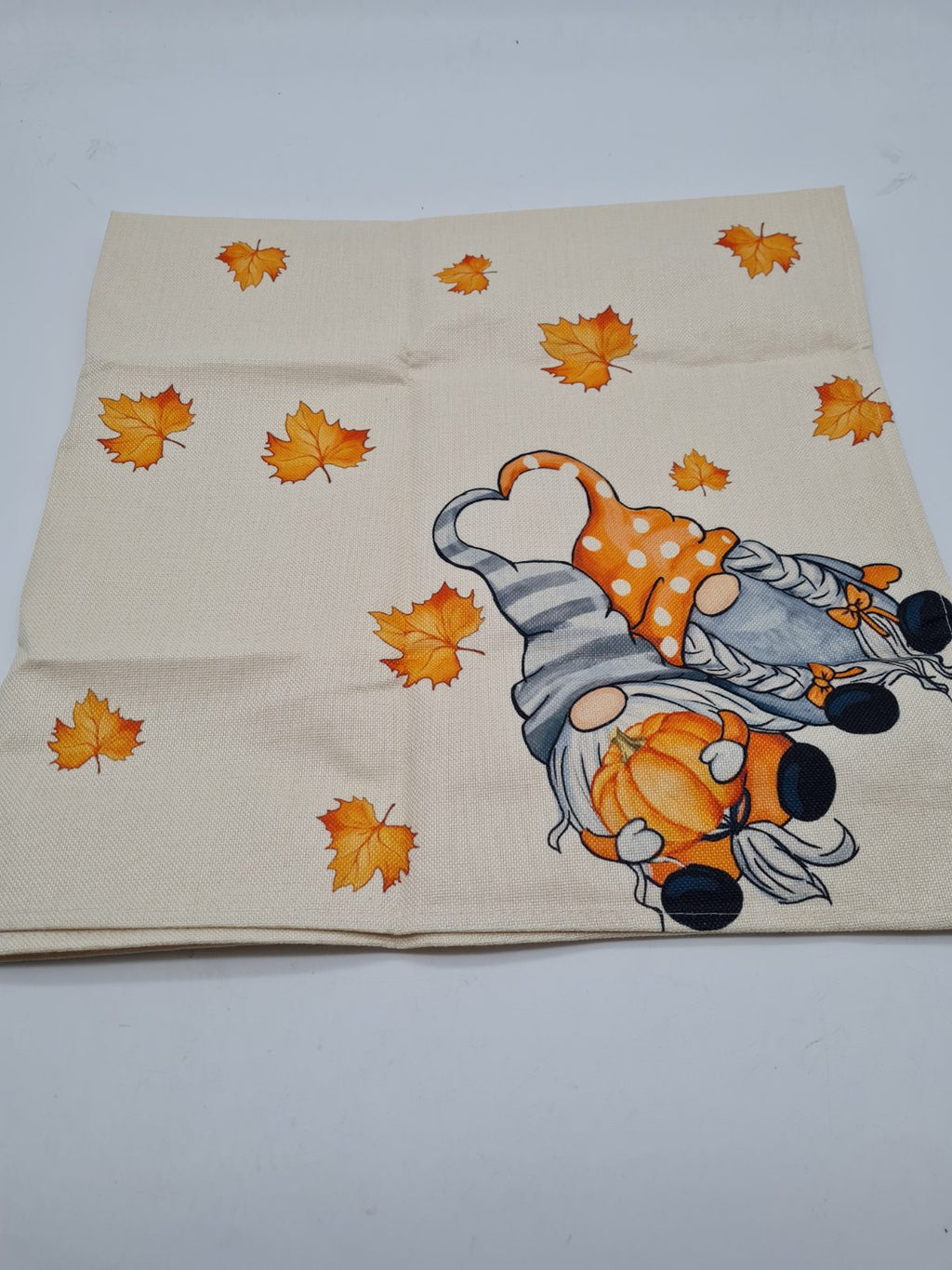 Decorative small table cover — photograph 1