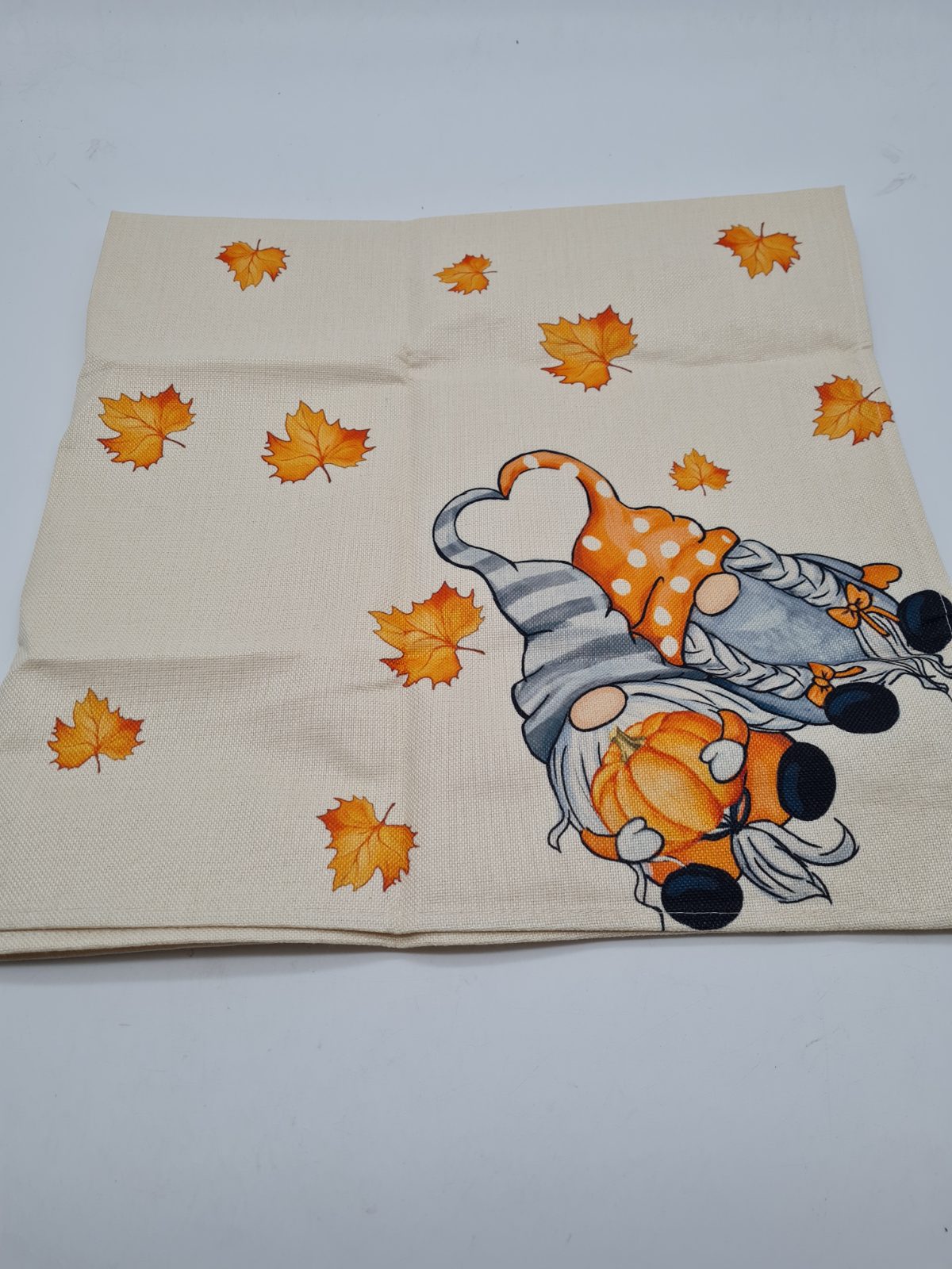 Decorative small table cover — photograph 1