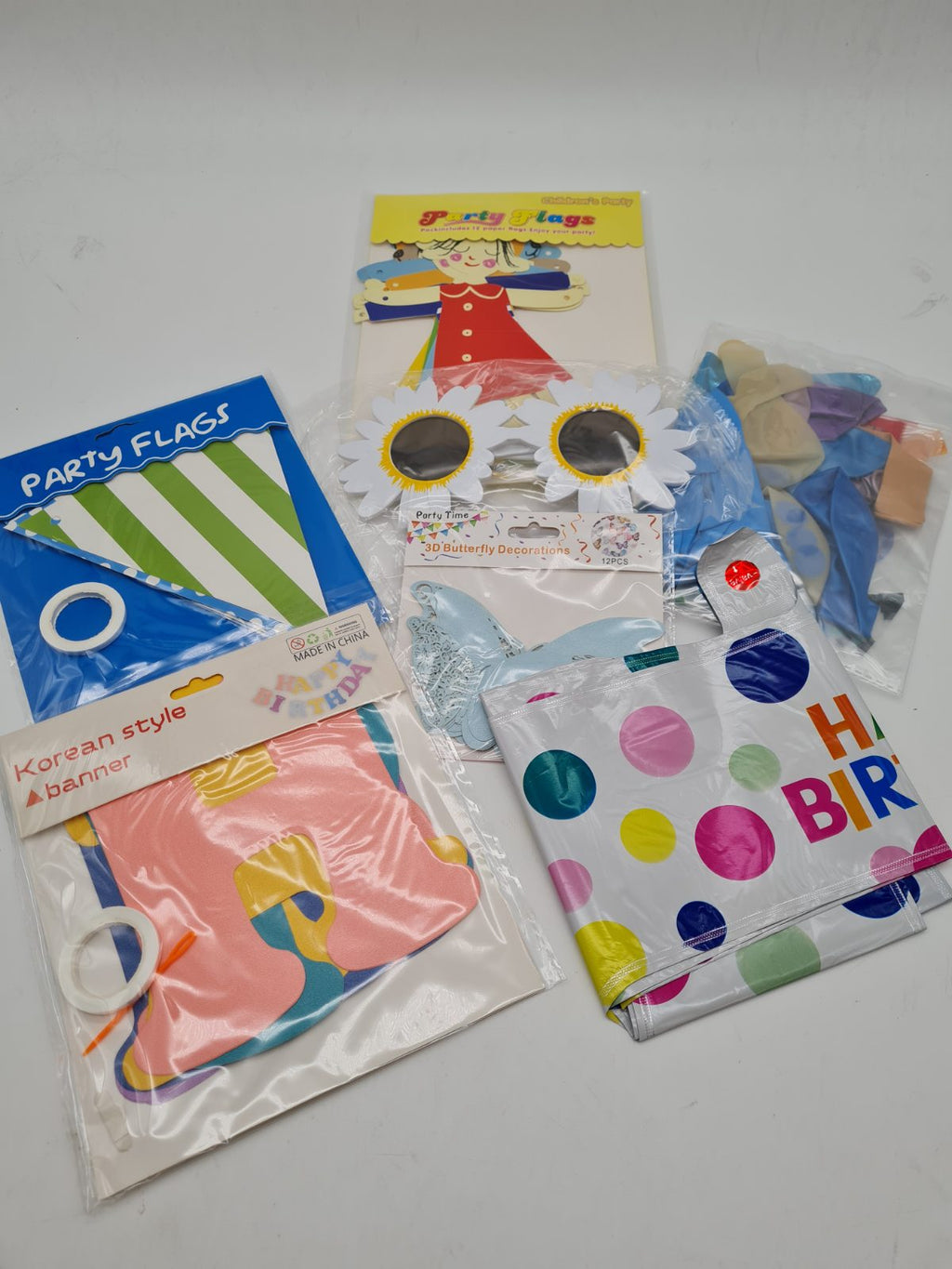 Party set with balloons and banners — photograph 3