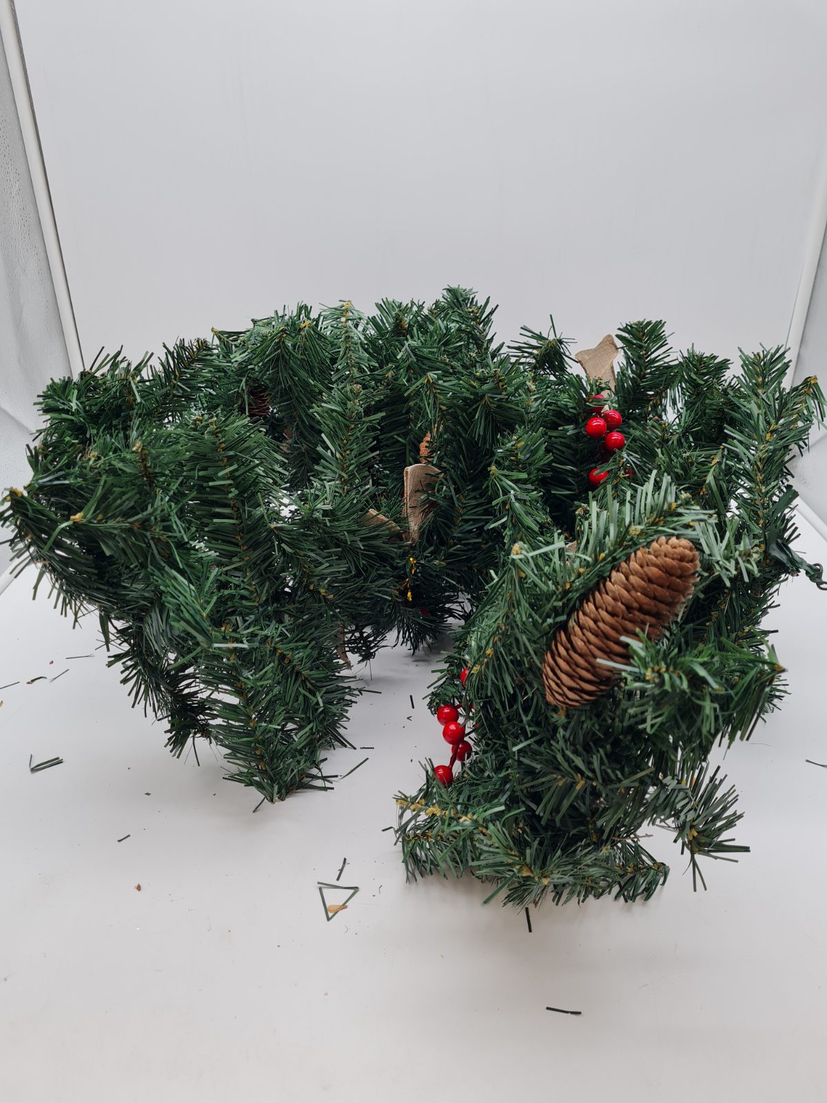 Artificial Christmas garland with pine cones and berries — photograph 1