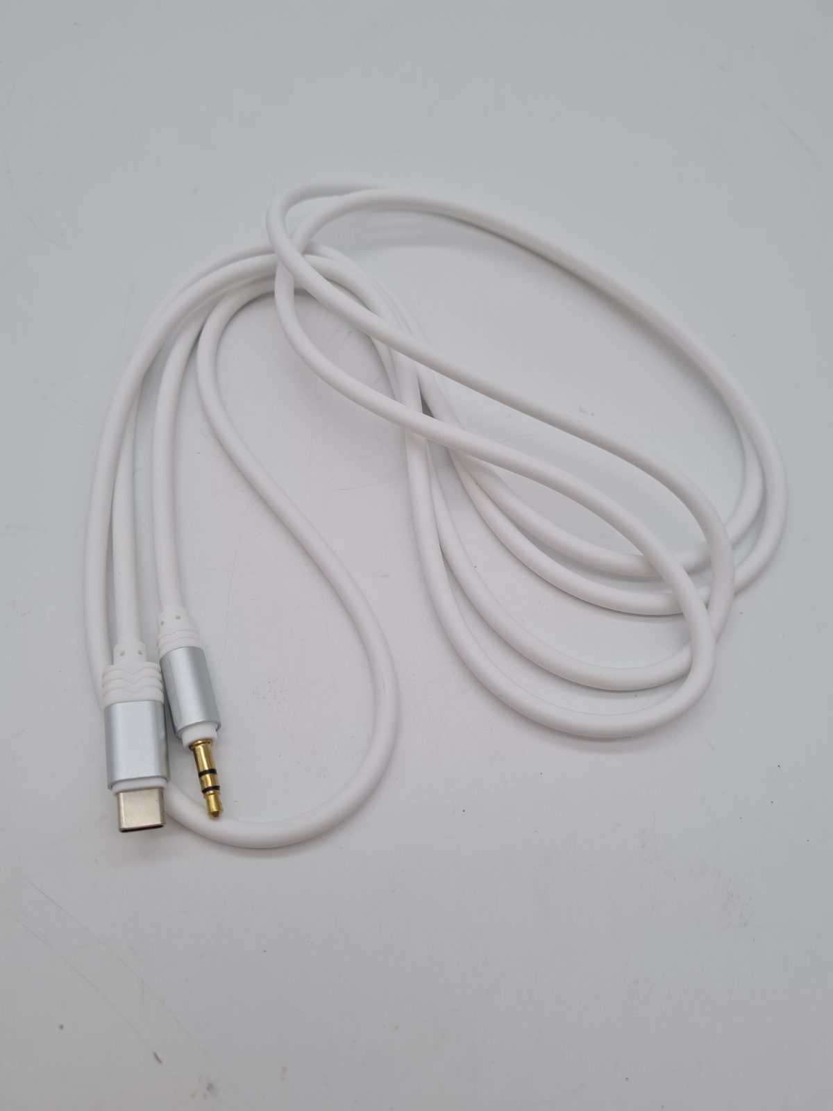 USB-C to 3.5mm audio cable â€” photograph 1