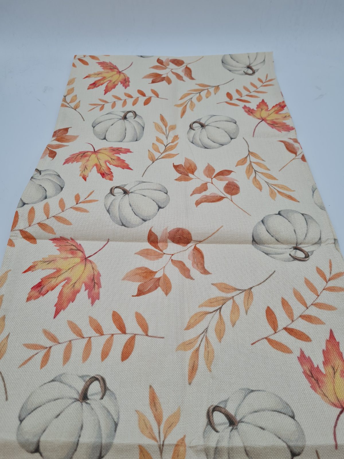 Autumn pumpkin and leaf table runner — photograph 2