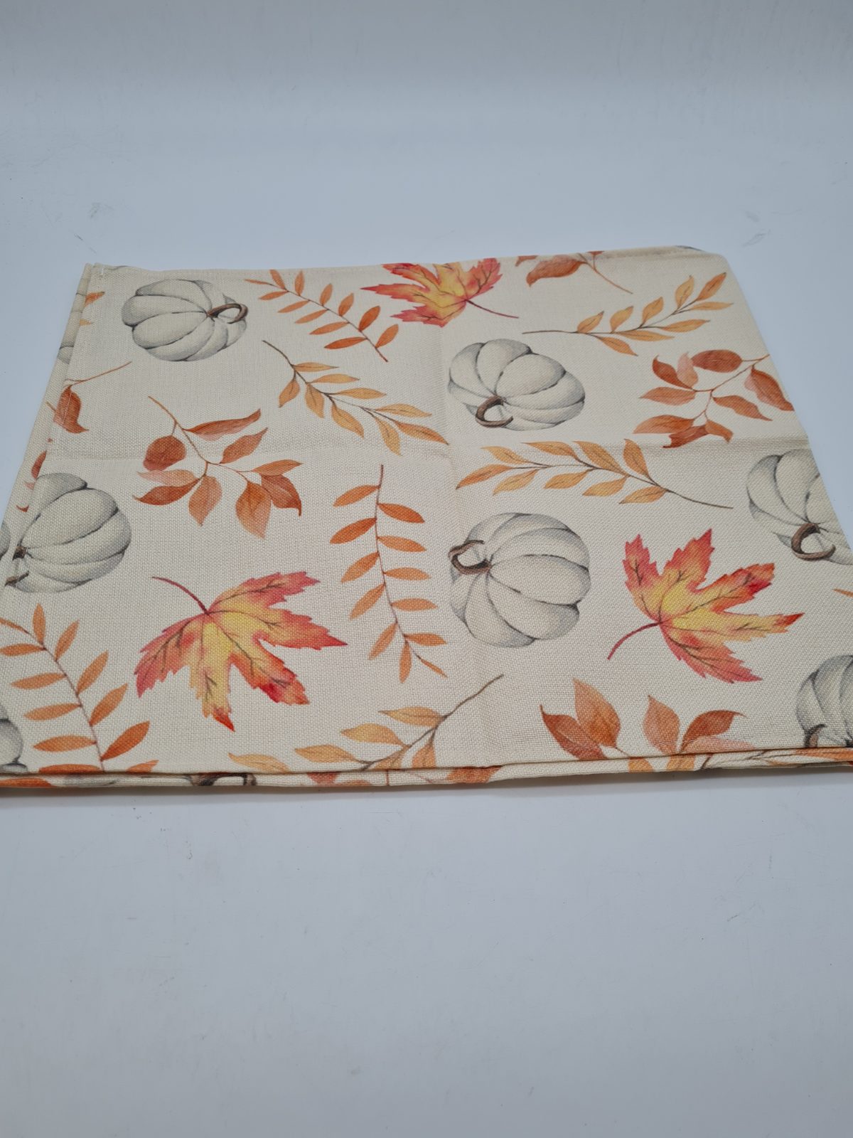 Autumn pumpkin and leaf table runner — photograph 1
