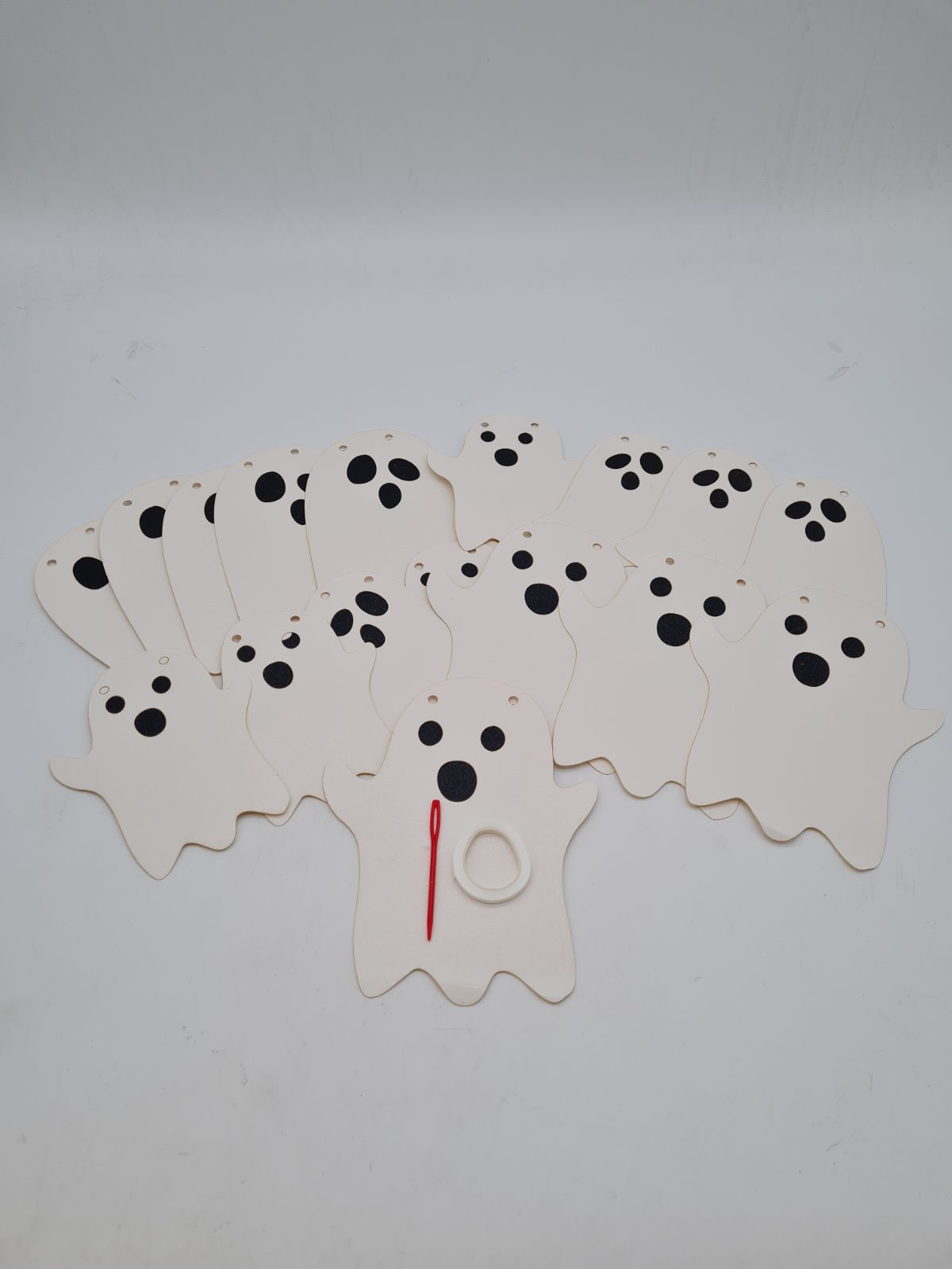 Halloween Ghost Garland Craft Kit — photograph 1