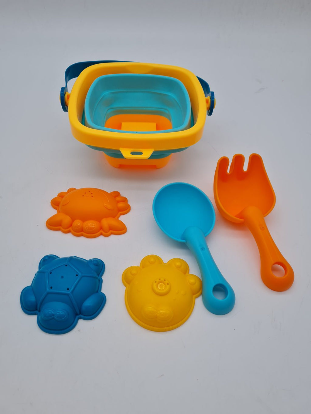 Children's collapsible bucket and sand toy set — photograph 2