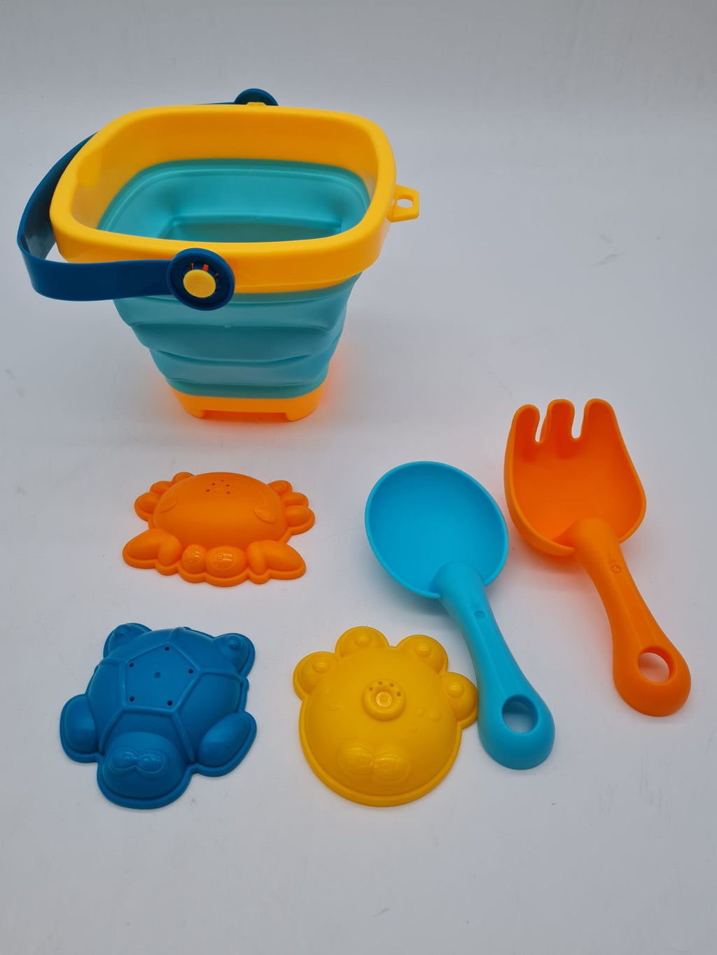 Children's collapsible bucket and sand toy set â€” photograph 1