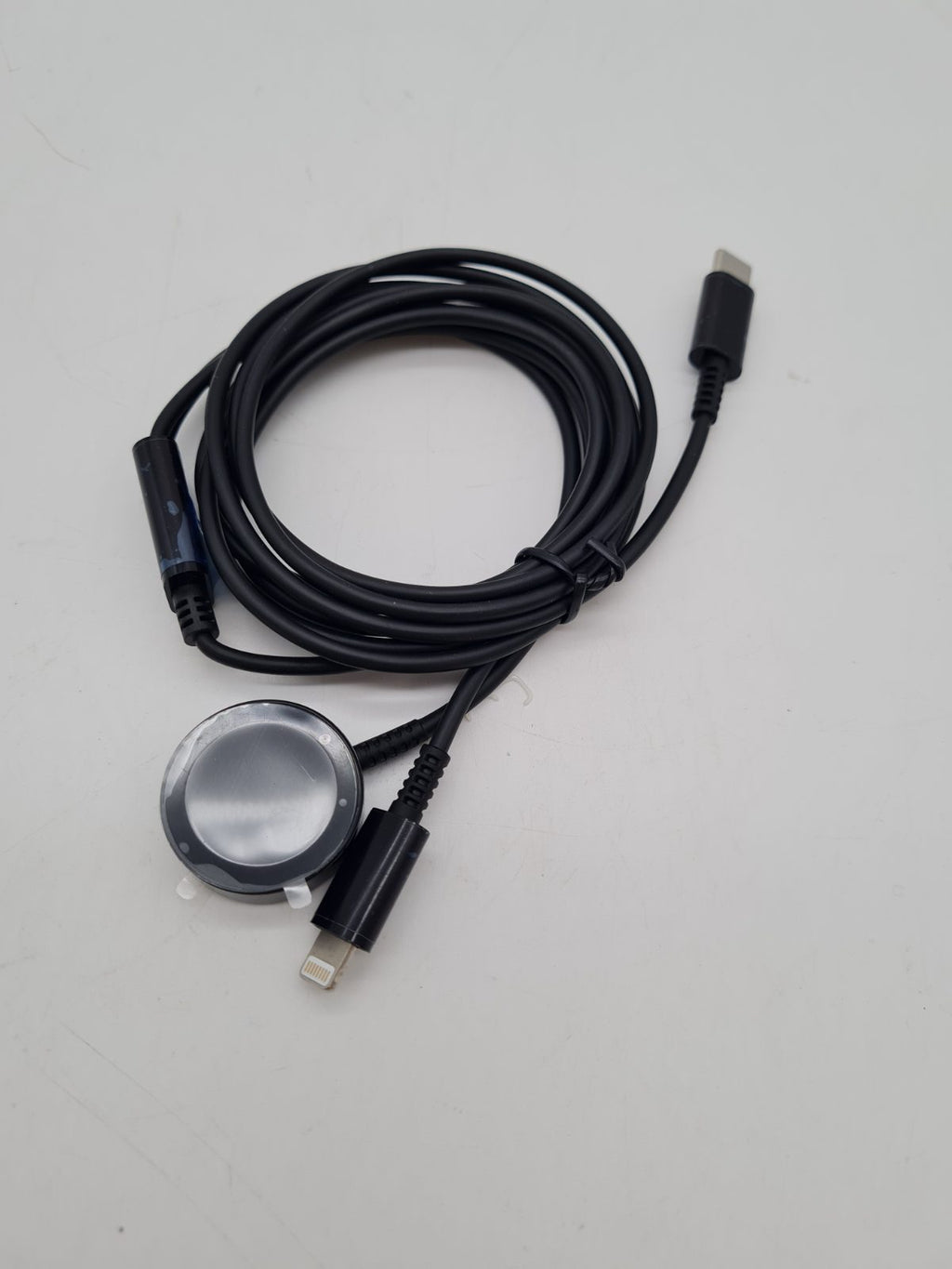 USB-C to Lightning and smartwatch charging cable — photograph 1