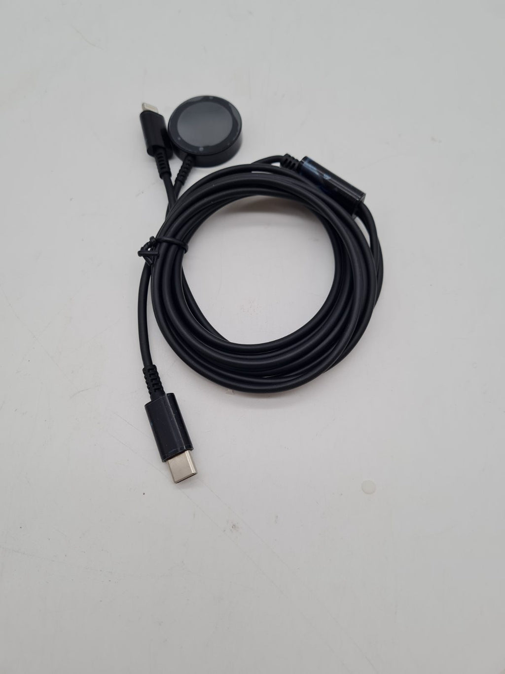 USB-C to Lightning and smartwatch charging cable â€” photograph 1