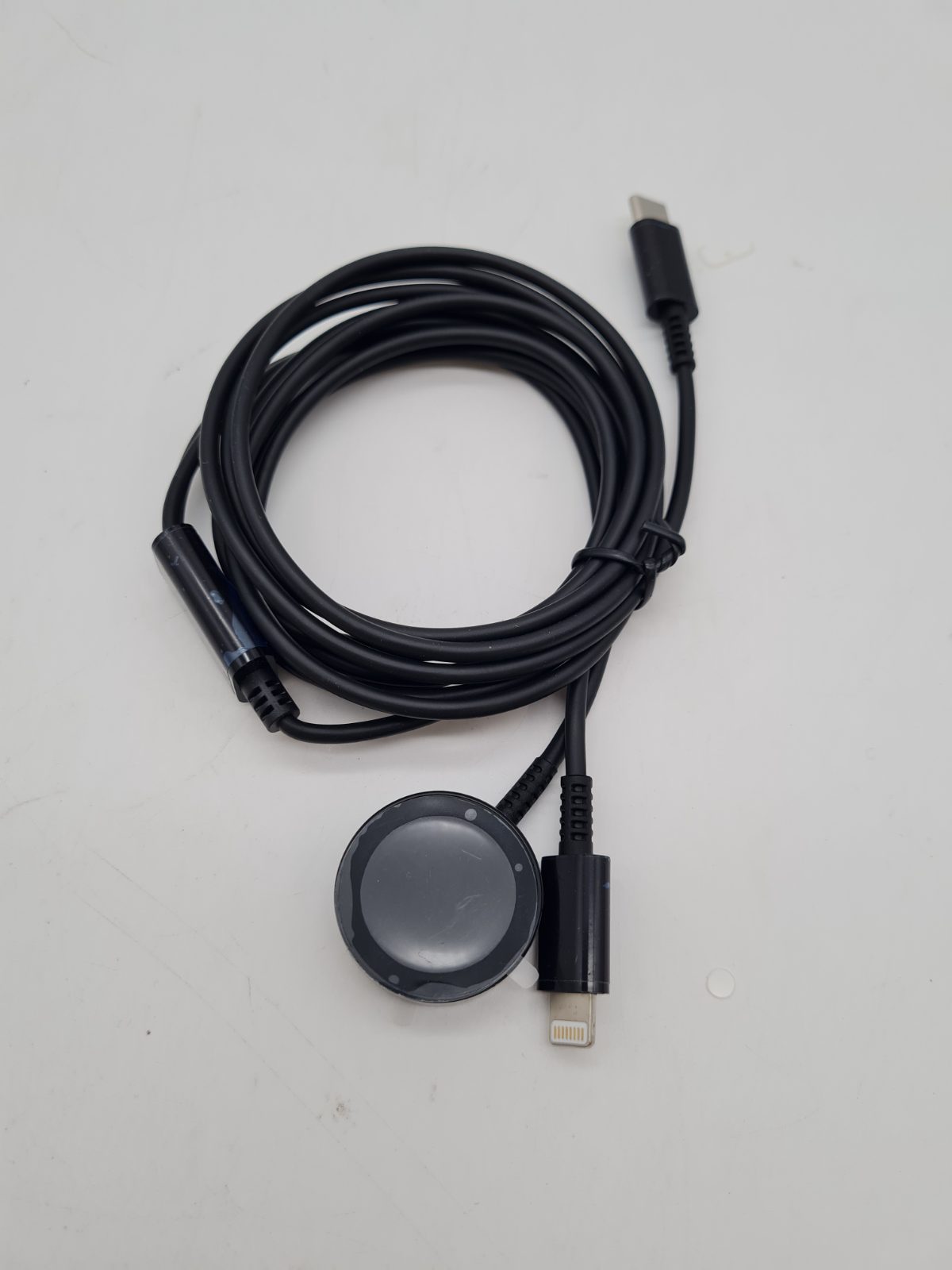 USB-C to Lightning and smartwatch charging cable — photograph 2