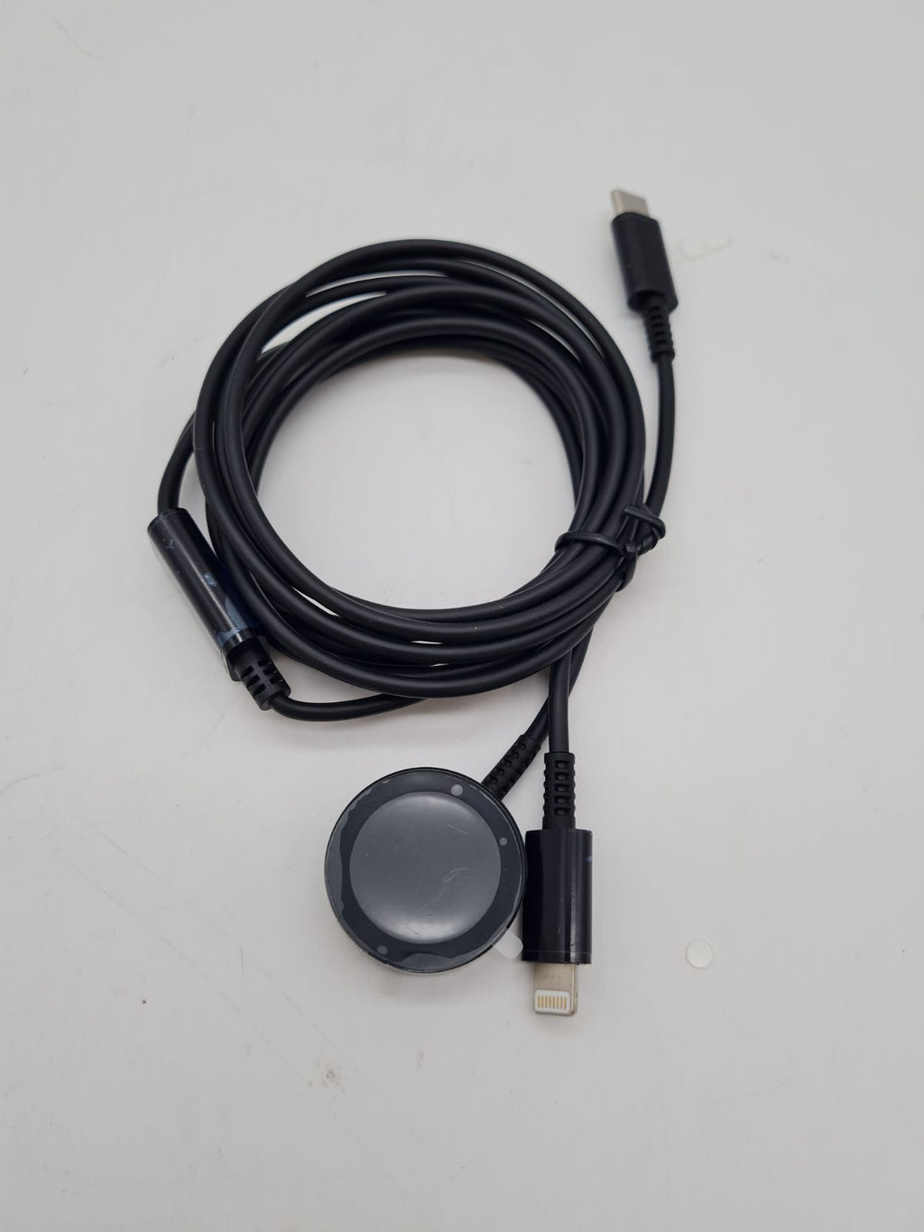 USB-C to Lightning and smartwatch charging cable â€” photograph 2