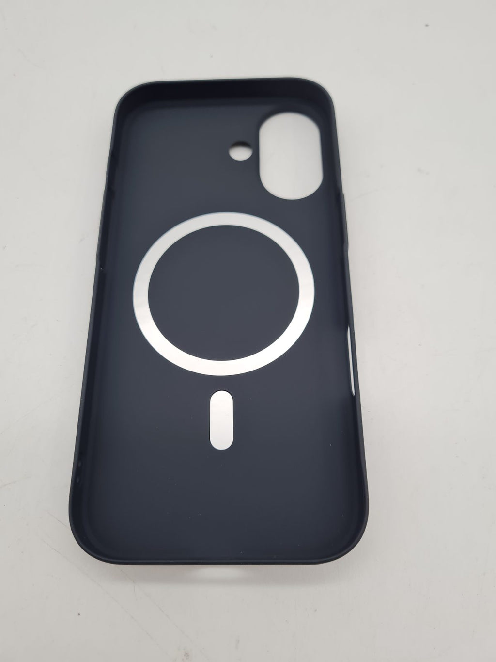 Magnetic phone case — photograph 2