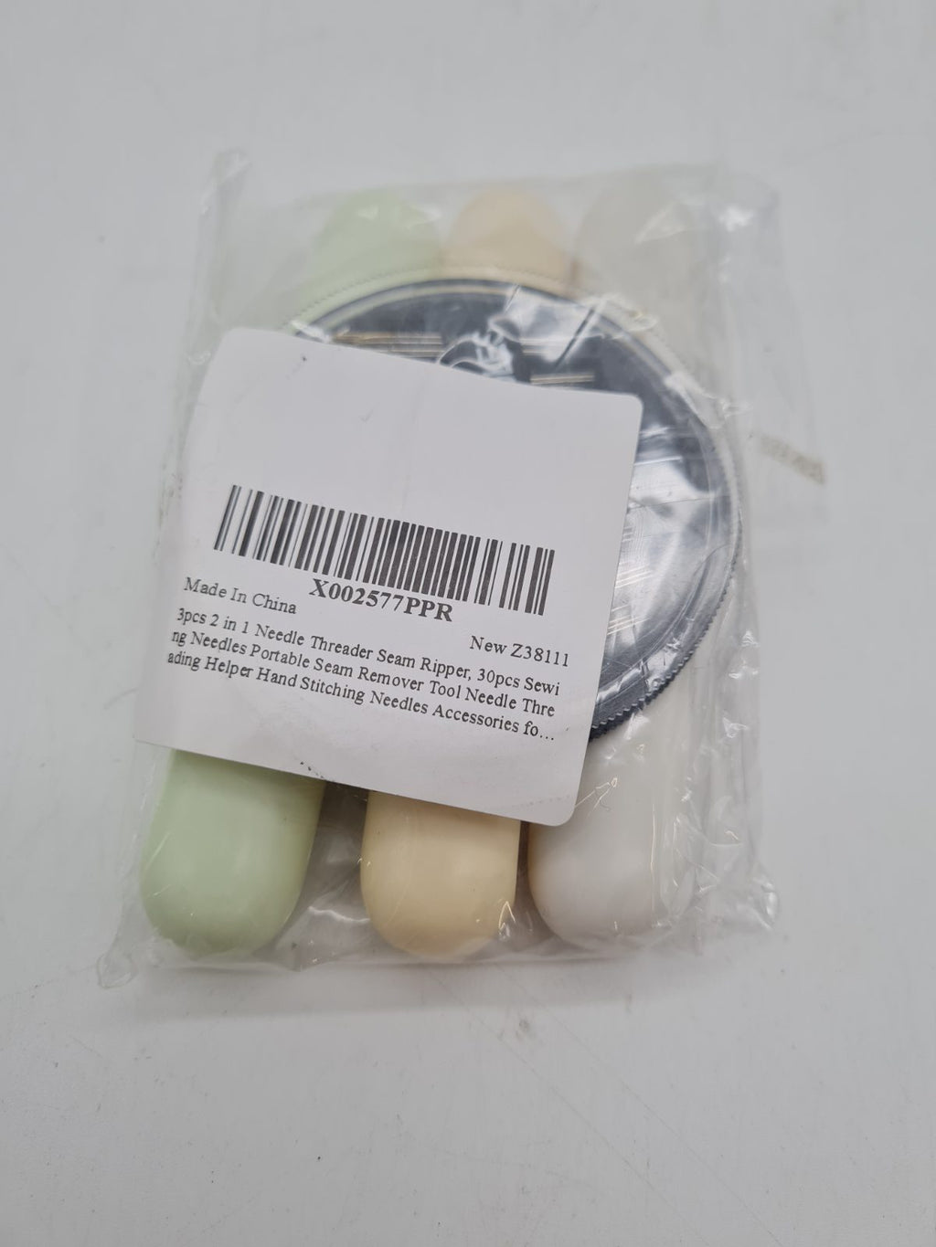 Needle Threader and Seam Ripper Sewing Kit â€” photograph 3