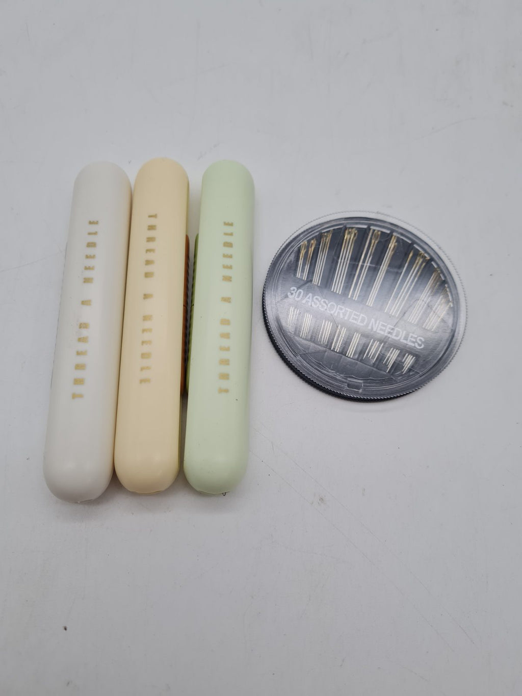 Needle Threader and Seam Ripper Sewing Kit â€” photograph 1