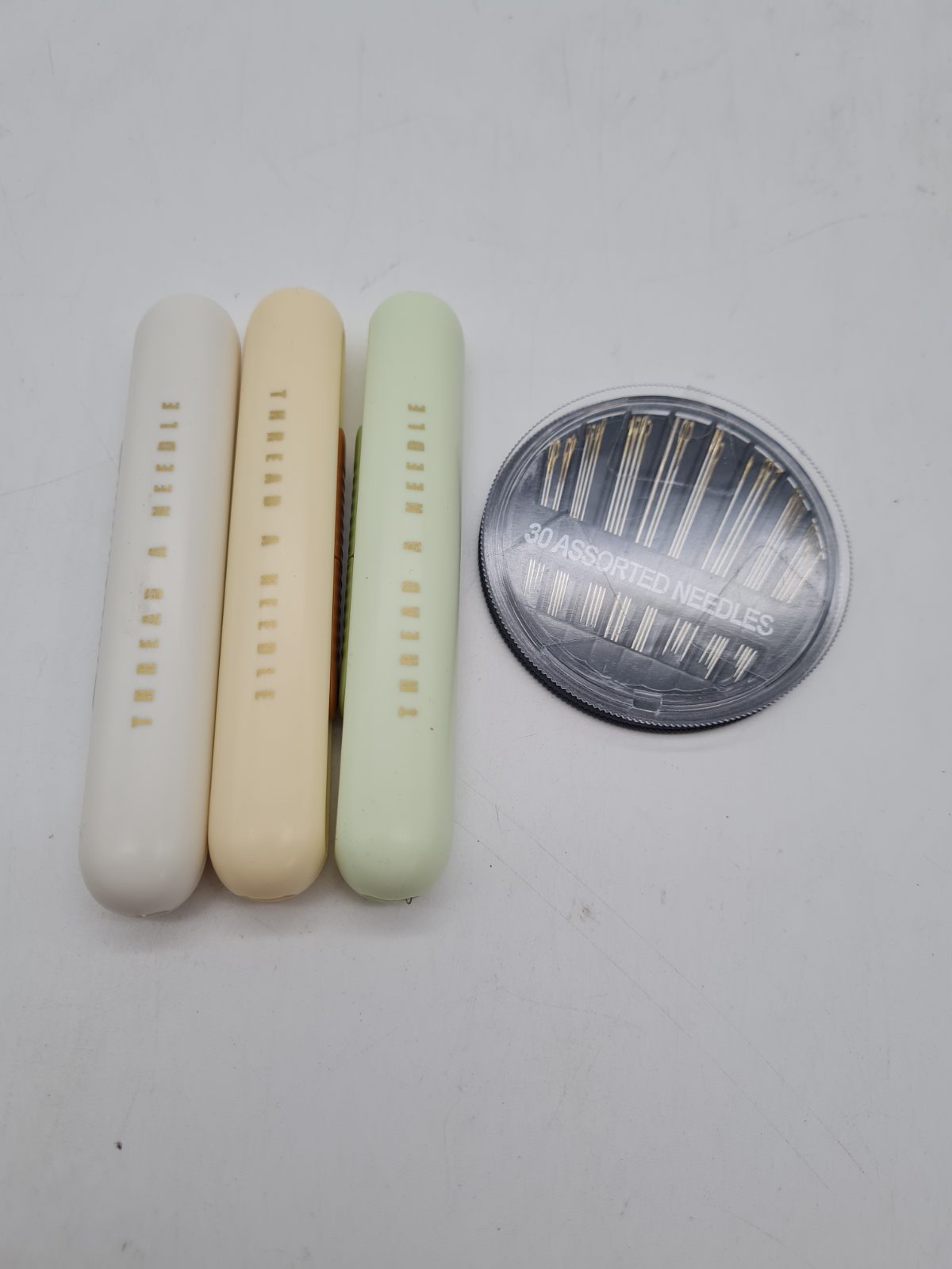 Needle Threader and Seam Ripper Sewing Kit â€” photograph 1