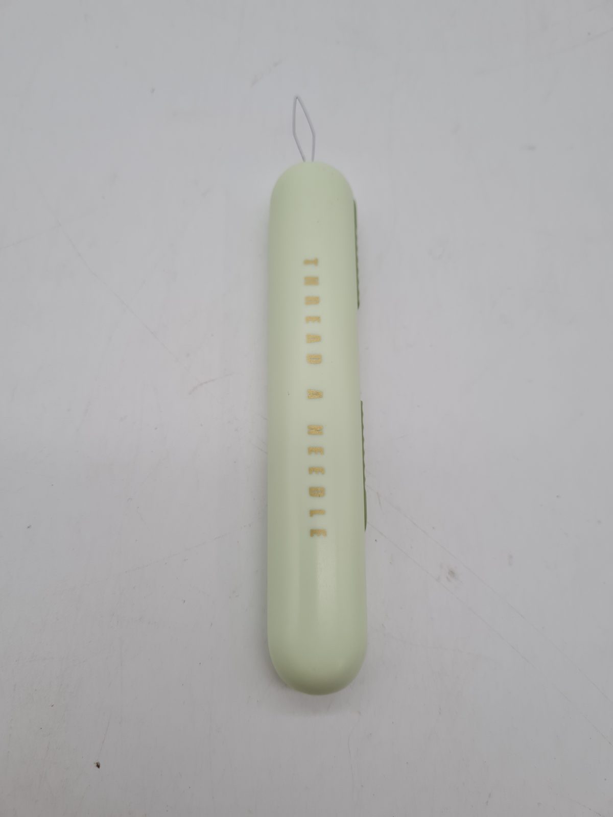 Needle Threader and Seam Ripper Sewing Kit â€” photograph 2