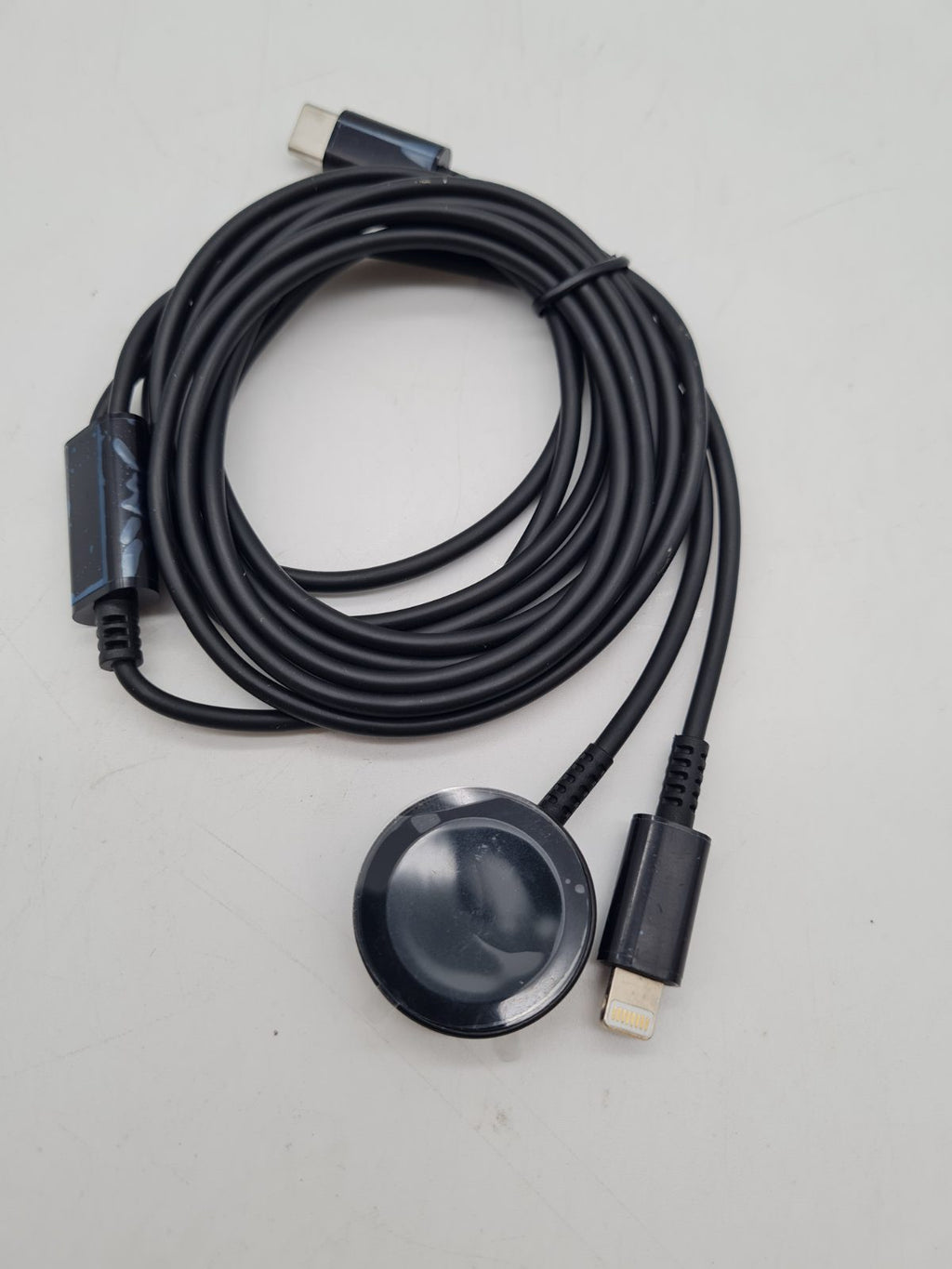 USB-C to Lightning and smartwatch charging cable â€” photograph 1