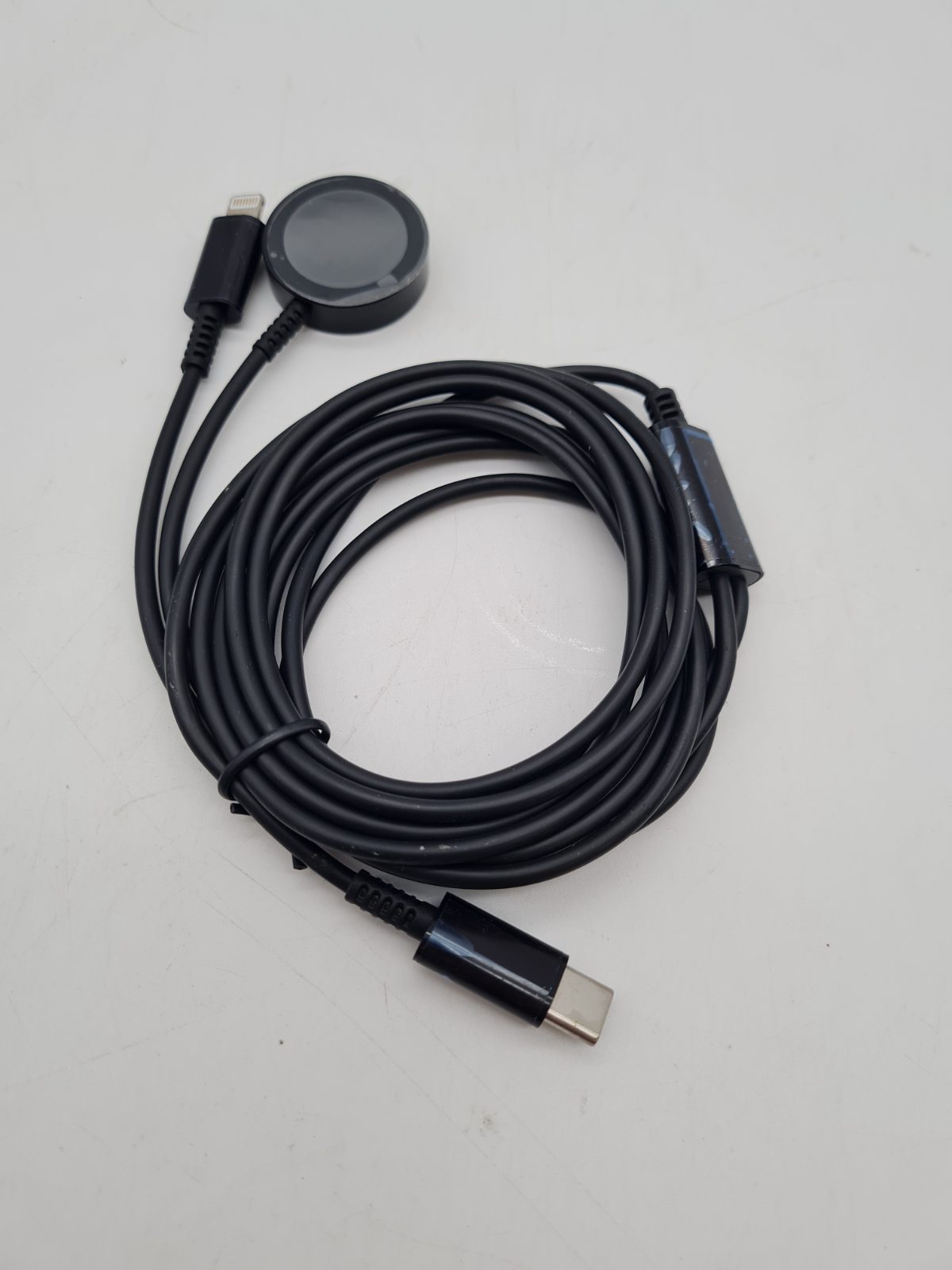 USB-C to Lightning and smartwatch charging cable â€” photograph 2