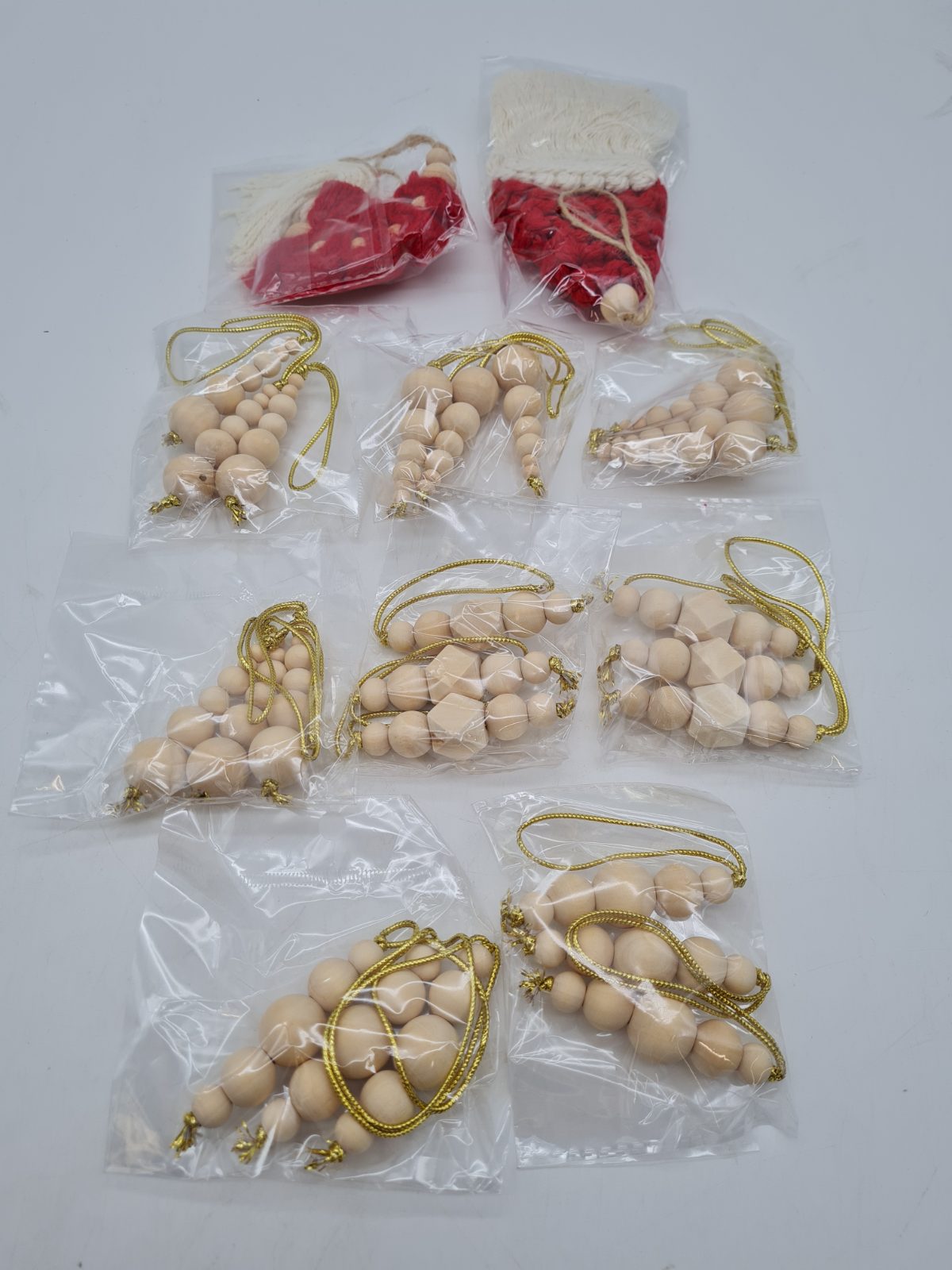 Assorted Wooden Bead Christmas Tree Ornaments Set â€” photograph 2