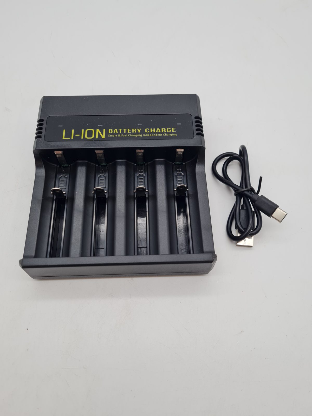 4-Slot Li-ion Battery Charger MS-5D84H — photograph 1