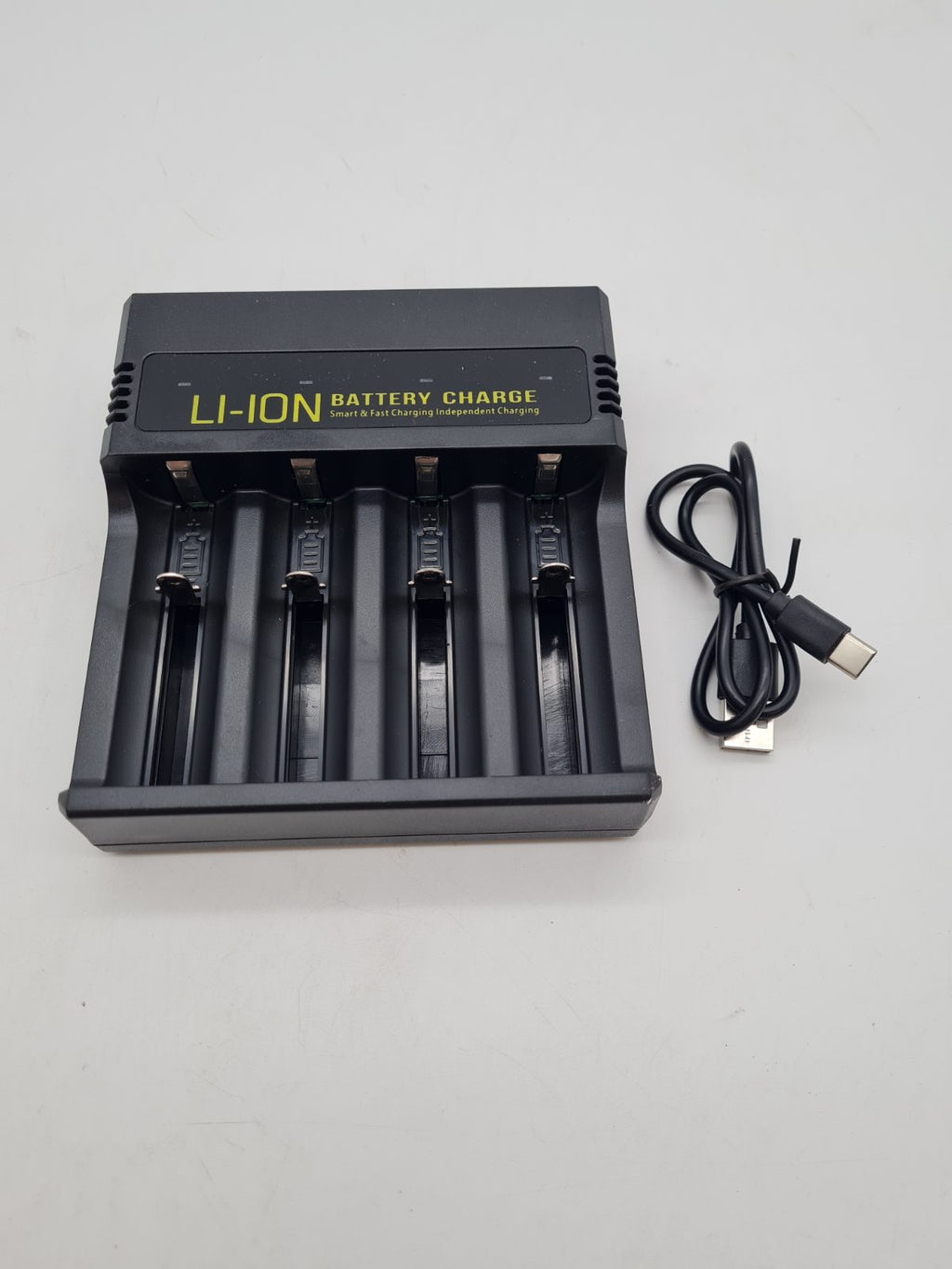 4-Slot Li-ion Battery Charger MS-5D84H — photograph 1