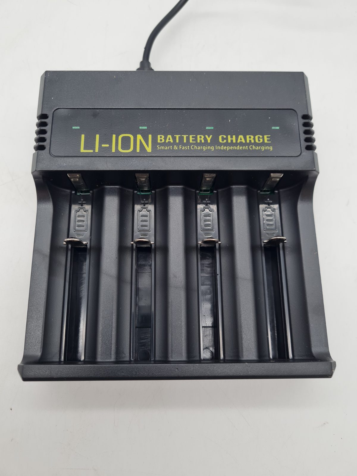 4-Slot Li-ion Battery Charger MS-5D84H — photograph 2