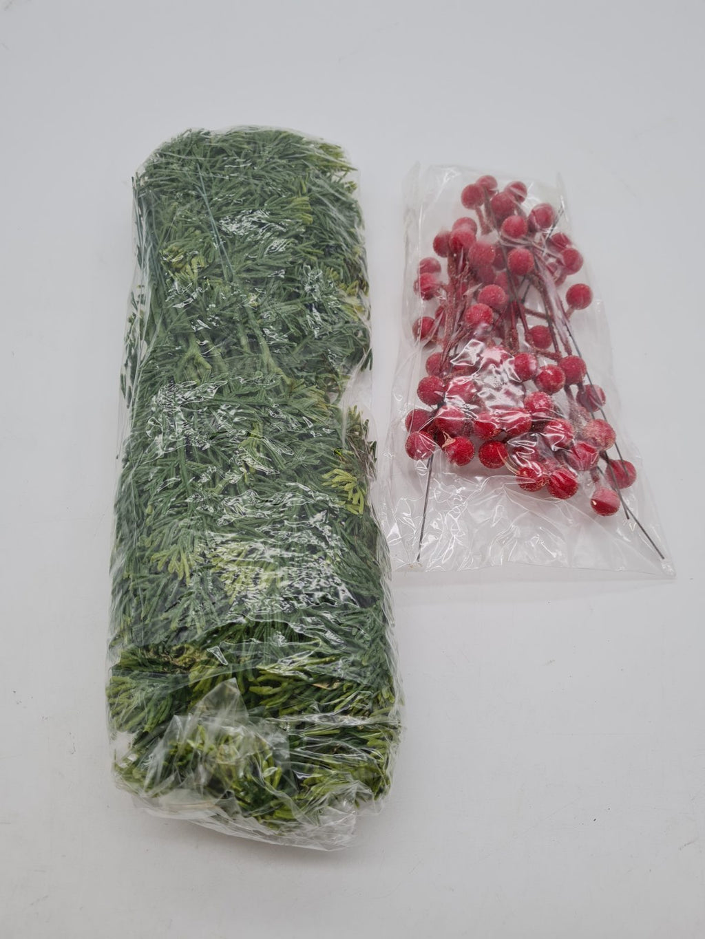 Artificial Christmas Greenery and Berry Decoration Set — photograph 1