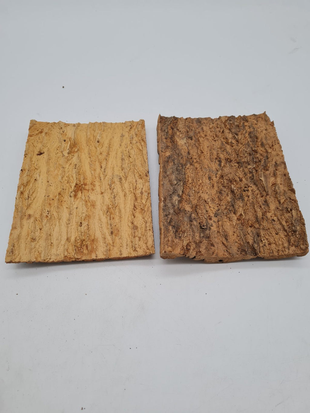 Reptile Hide and Climbing Tree Bark, 2 Pieces â€” photograph 2