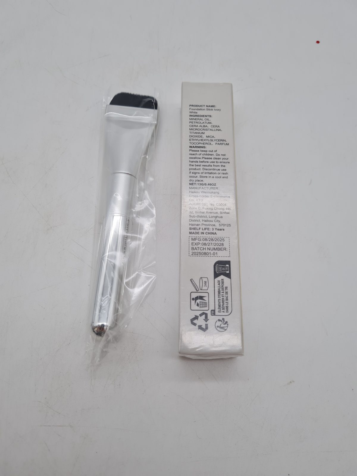 Colour-Changing Foundation Stick – Ivory White, 13g — photograph 2