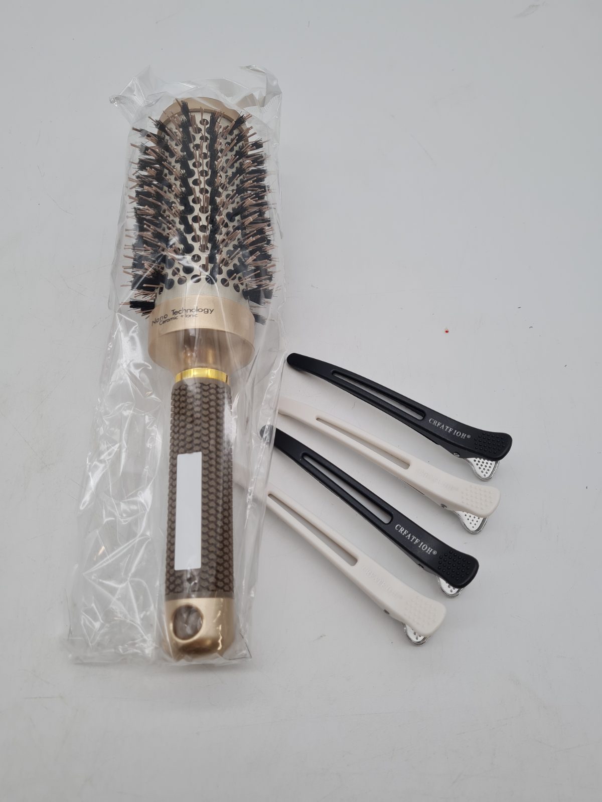 FIXBODY Vented Hair Styling Brush with 4 Sectioning Clips — photograph 2
