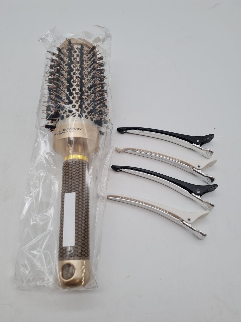 FIXBODY Vented Hair Styling Brush with 4 Sectioning Clips — photograph 1