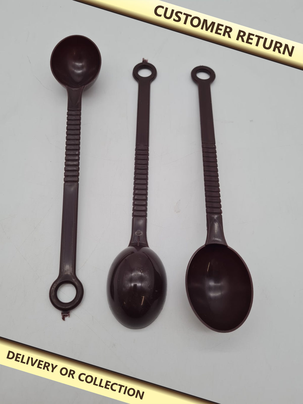 Long-handled plastic scoops with hanging loops — photograph 1 — Customer return; auction delivery information shown on image