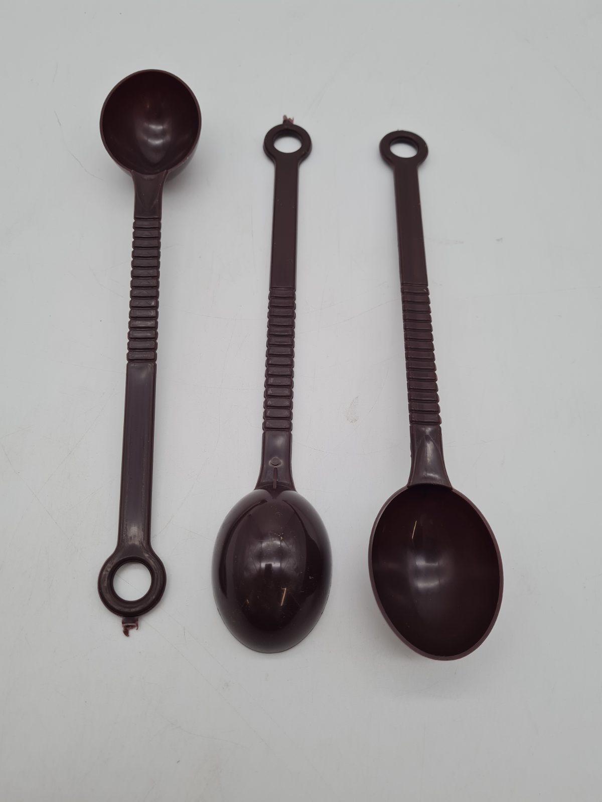 Long-handled plastic scoops with hanging loops — photograph 1