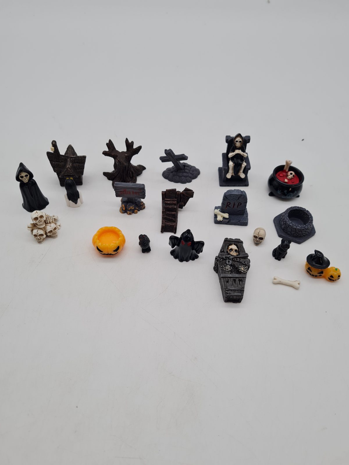 21-Piece Halloween Miniature Garden Ornament Set â€” photograph 1