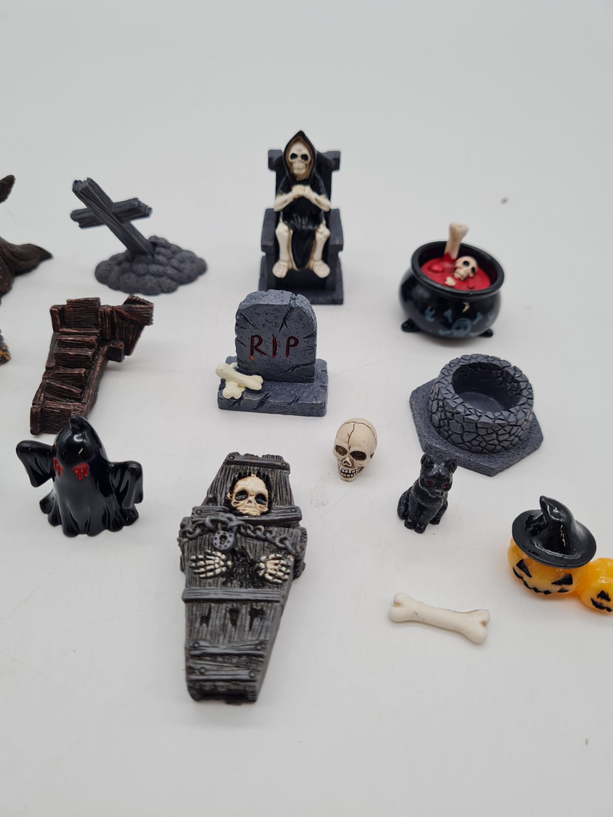 21-Piece Halloween Miniature Garden Ornament Set â€” photograph 3
