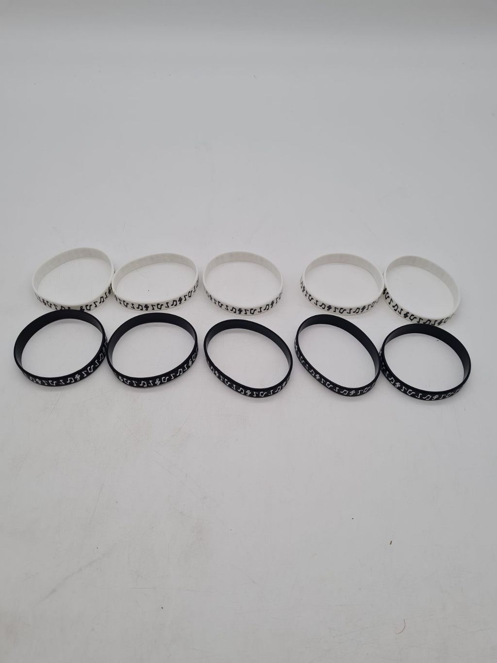 Set of 10 Music Note Silicone Wristbands â€” photograph 2