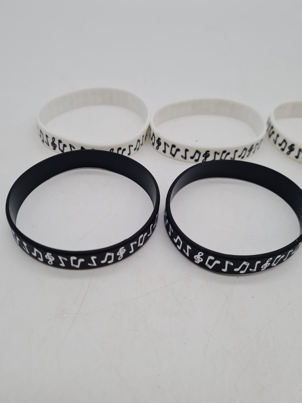Set of 10 Music Note Silicone Wristbands â€” photograph 1