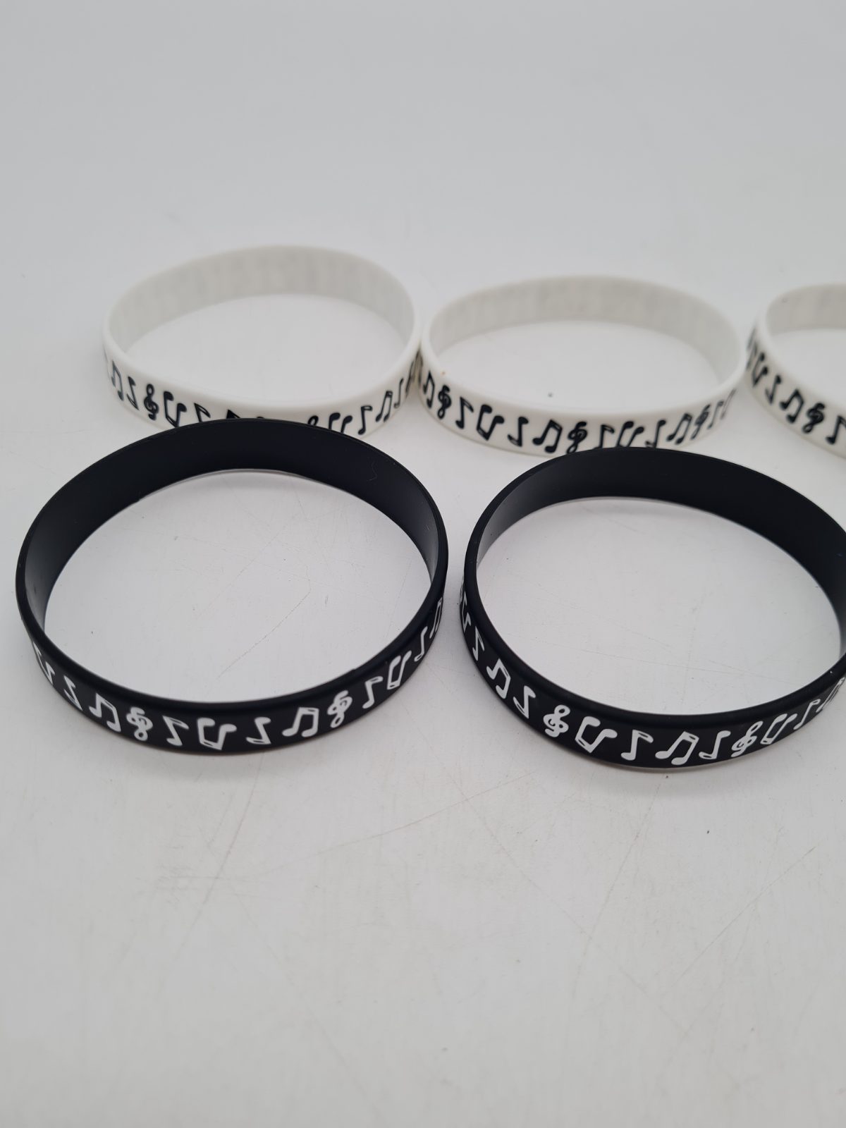Set of 10 Music Note Silicone Wristbands â€” photograph 1